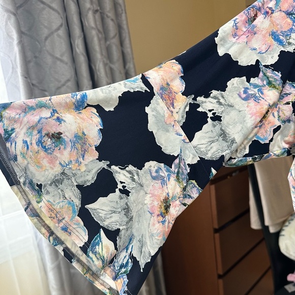 Karen Kane 1x size blouse blue with flowers beautiful pre-owned - Picture 6 of 10